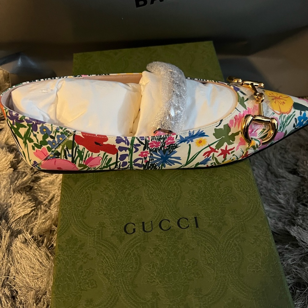 Gucci Floral Print Women's Shoes with Silver Accent - Picture 2 of 6